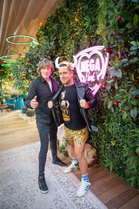 Sänger Mickie Krause (links) und Lorenz Büffel, bürgerlich Stefan Scheichel-Gierten, im neu gestalteten First Floor des Megaparks;Saison-Opening 2026 im Megapark auf Mallorca -, Playa de Palma Mallorca Spanien Megapark