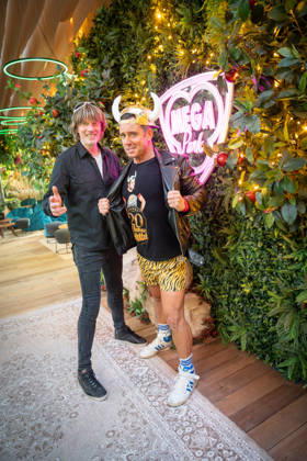 Sänger Mickie Krause (links) und Lorenz Büffel, bürgerlich Stefan Scheichel-Gierten, im neu gestalteten First Floor des Megaparks;Saison-Opening 2026 im Megapark auf Mallorca -, Playa de Palma Mallorca Spanien Megapark