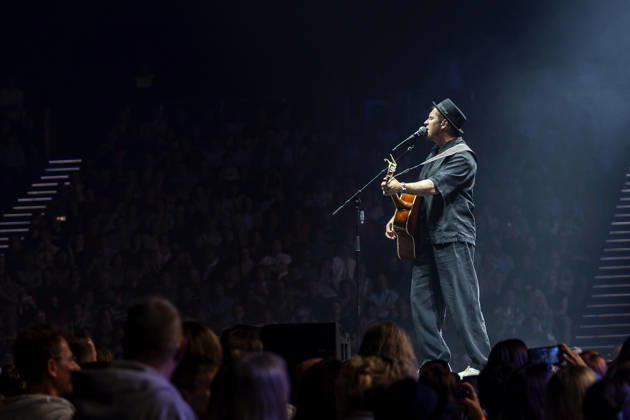 Johannes Oerding live bei einem Konzert seiner Arena-Tour in der Messehalle. Erfurt, 26.04.2026