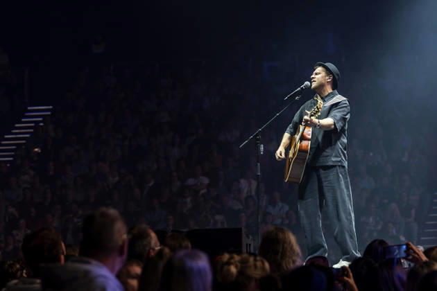 Johannes Oerding live bei einem Konzert seiner Arena-Tour in der Messehalle. Erfurt, 26.04.2026