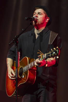 Johannes Oerding live bei einem Konzert seiner Arena-Tour in der Messehalle. Erfurt, 26.04.2026