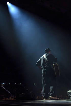 Johannes Oerding live bei einem Konzert seiner Arena-Tour in der Messehalle. Erfurt, 26.04.2026