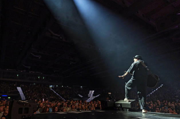 Johannes Oerding live bei einem Konzert seiner Arena-Tour in der Messehalle. Erfurt, 26.04.2026