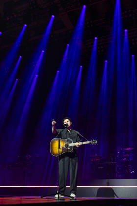 Johannes Oerding live bei einem Konzert seiner Arena-Tour in der Messehalle. Erfurt, 26.04.2026