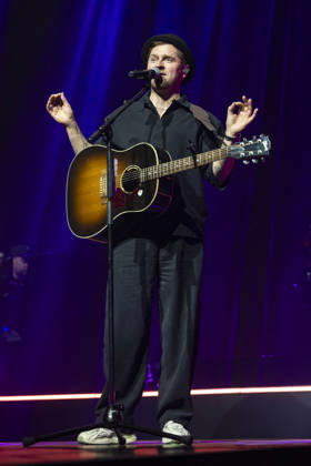 Johannes Oerding live bei einem Konzert seiner Arena-Tour in der Messehalle. Erfurt, 26.04.2026