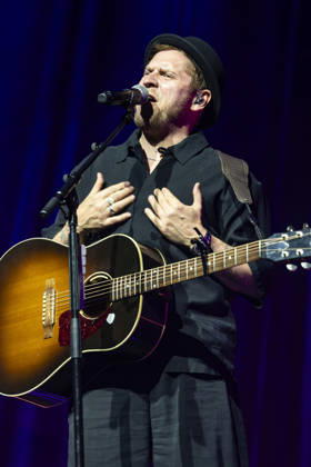 Johannes Oerding live bei einem Konzert seiner Arena-Tour in der Messehalle. Erfurt, 26.04.2026