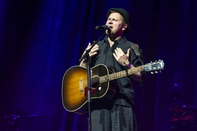 Johannes Oerding live bei einem Konzert seiner Arena-Tour in der Messehalle. Erfurt, 26.04.2026