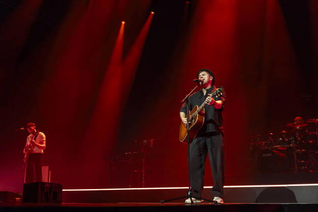Johannes Oerding live bei einem Konzert seiner Arena-Tour in der Messehalle. Erfurt, 26.04.2026