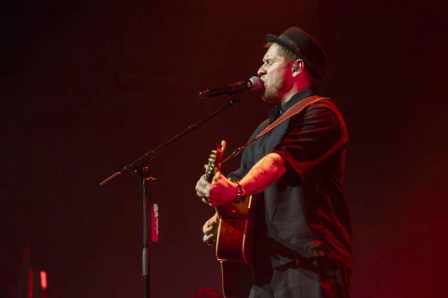 Johannes Oerding live bei einem Konzert seiner Arena-Tour in der Messehalle. Erfurt, 26.04.2026