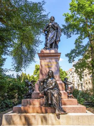 High Dynamic Range HDR Das Mendelssohn Denkmal für den deutschen Musiker Jakob Ludwig Felix Mendelssohn Bartholdy wurde 1892 von Werner Stein in Leipzig, Deutschland, entworfen High dynamic range HDR The Mendelssohn Denkmal monument to German musician Jakob Ludwig Felix Mendelssohn Bartholdy was designed by Werner Stein in 1892 in Leipzig Germany Copyright: imageBROKER ClaudioxDivizia ibxiqx17228800.jpg