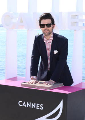 Adam Scott at a photocall on the Majestic beach during the 9th edition of the Canneseries festival in Cannes, April 27, 2026 Denis Guignebourg Bestimage Adam Scott at a photocall on the Majestic beach during the 9th edition of the Canneseries festival in Cannes, April 27, 2026 Cannes France  Copyright: xDenisxGuignebourgx xBestimagexDenisxGuignebourgx xBestimagex