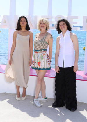 Olivia Cote, Roman Doduik et Hiba Bennani au photocall du jury Compétition Séries Courtes sur la plage du Majestic lors de la 9ème édition du festival CanneSeries à Cannes, le 27 avril 2026 Denis Guignebourg Bestimage Photocall of the Short Series Competition jury on the Majestic beach during the 9th edition of the Canneseries festival in Cannes, on April 26th, 2026 Cannes France  Copyright: xDenisxGuignebourgx xBestimagexDenisxGuignebourgx xBestimagex