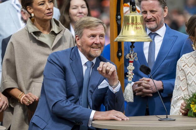 De koning tijdens de quiz in Dokkum DOKKUM - Koningsdag wordt in Dokkum in Friesland gevierd door de Koninklijke familie. Credit : Frank van Beek CC Dokkum Nederland  Copyright: xx FrankxvanxBeekx xCCx