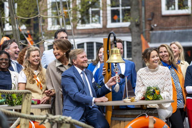 De koning tijdens de quiz in Dokkum DOKKUM - Koningsdag wordt in Dokkum in Friesland gevierd door de Koninklijke familie. Credit : Frank van Beek CC Dokkum Nederland  Copyright: xx FrankxvanxBeekx xCCx