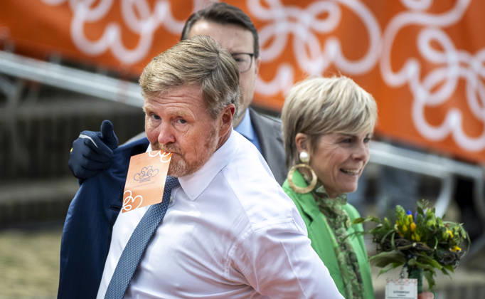Koning met stempelkaart in Dokkum DOKKUM - Koningsdag wordt in Dokkum in Friesland gevierd door de Koninklijke familie. Credit : Frank van Beek CC Dokkum Nederland  Copyright: xx FrankxvanxBeekx xCCx