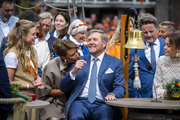De koning tijdens de quiz in Dokkum DOKKUM - Koningsdag wordt in Dokkum in Friesland gevierd door de Koninklijke familie. Credit : Frank van Beek CC Dokkum Nederland  Copyright: xx FrankxvanxBeekx xCCx
