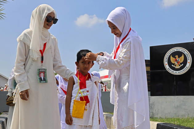 April 27, 2026, Banda Aceh, Aceh, Indonesia: Kindergarten children who are guided by their teachers, carry out simulation haircut (tahallul) during Hajj manasik education at the Aceh Hajj Embarkation Dormitory in Banda Aceh City, Aceh province, Indonesia on Monday, April 27, 2026. The activity which was attended by thousands of kindergarten students, aims to introduce the procedures for Hajj to children from an early age. Banda Aceh Indonesia - ZUMAs340 20260427_zip_s340_022 Copyright: xKhairuxSyukrillahx