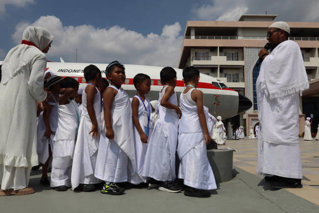 April 27, 2026, Banda Aceh, Aceh, Indonesia: Kindergarten children listen to the direction of his teacher, before carrying out a series of during Hajj manasik education at the Aceh Hajj Embarkation Dormitory in Banda Aceh City, Aceh province, Indonesia on Monday, April 27, 2026. The activity which was attended by thousands of kindergarten students, aims to introduce the procedures for Hajj to children from an early age. Banda Aceh Indonesia - ZUMAs340 20260427_zip_s340_024 Copyright: xKhairuxSyukrillahx