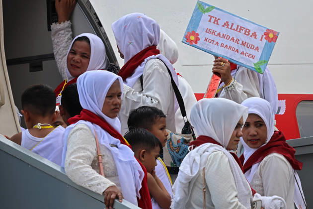 April 27, 2026, Banda Aceh, Aceh, Indonesia: Guided by their teachers, kindergarteners practice boarding a Hajj plane during Hajj manasik education at the Aceh Hajj Embarkation Dormitory in Banda Aceh City, Aceh province, Indonesia on Monday, April 27, 2026. The activity which was attended by thousands of kindergarten students, aims to introduce the procedures for Hajj to children from an early age. Banda Aceh Indonesia - ZUMAs340 20260427_zip_s340_016 Copyright: xKhairuxSyukrillahx
