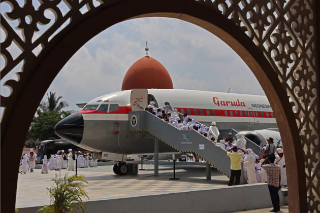 April 27, 2026, Banda Aceh, Aceh, Indonesia: Guided by their teachers, kindergarteners practice boarding a Hajj plane during Hajj manasik education at the Aceh Hajj Embarkation Dormitory in Banda Aceh City, Aceh province, Indonesia on Monday, April 27, 2026. The activity which was attended by thousands of kindergarten students, aims to introduce the procedures for Hajj to children from an early age. Banda Aceh Indonesia - ZUMAs340 20260427_zip_s340_015 Copyright: xKhairuxSyukrillahx