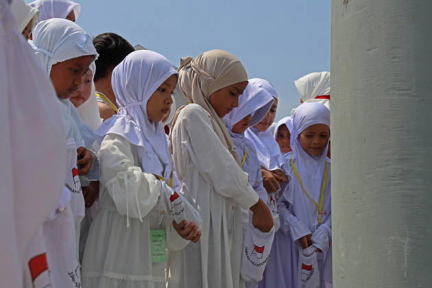 April 27, 2026, Banda Aceh, Aceh, Indonesia: Kindergarteners children throw jumrah during Hajj manasik education at the Aceh Hajj Embarkation Dormitory in Banda Aceh City, Aceh province, Indonesia on Monday, April 27, 2026. The activity which was attended by thousands of kindergarten students, aims to introduce the procedures for Hajj to children from an early age. Banda Aceh Indonesia - ZUMAs340 20260427_zip_s340_010 Copyright: xKhairuxSyukrillahx