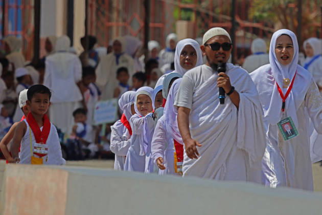 April 27, 2026, Banda Aceh, Aceh, Indonesia: Kindergarten children guided by their teacher, to the location of jumroh throwing during Hajj manasik education at the Aceh Hajj Embarkation Dormitory in Banda Aceh City, Aceh province, Indonesia on Monday, April 27, 2026. The activity which was attended by thousands of kindergarten students, aims to introduce the procedures for Hajj to children from an early age. Banda Aceh Indonesia - ZUMAs340 20260427_zip_s340_003 Copyright: xKhairuxSyukrillahx