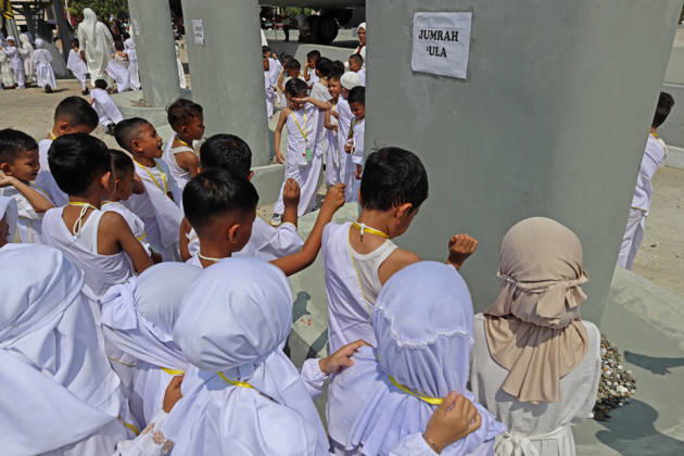 April 27, 2026, Banda Aceh, Aceh, Indonesia: Kindergarteners children throw jumrah during Hajj manasik education at the Aceh Hajj Embarkation Dormitory in Banda Aceh City, Aceh province, Indonesia on Monday, April 27, 2026. The activity which was attended by thousands of kindergarten students, aims to introduce the procedures for Hajj to children from an early age. Banda Aceh Indonesia - ZUMAs340 20260427_zip_s340_008 Copyright: xKhairuxSyukrillahx