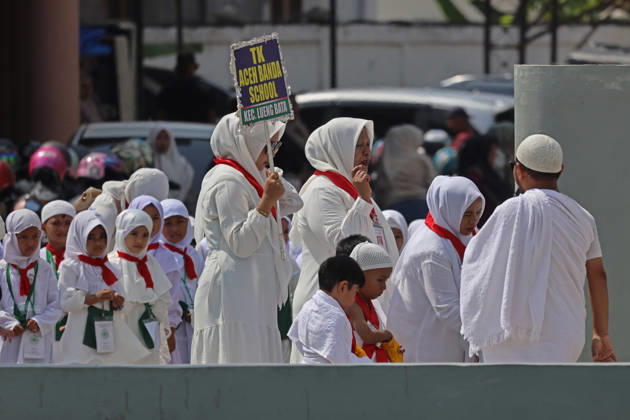 April 27, 2026, Banda Aceh, Aceh, Indonesia: Kindergarten children guided by their teacher, to the location of jumroh throwing during Hajj manasik education at the Aceh Hajj Embarkation Dormitory in Banda Aceh City, Aceh province, Indonesia on Monday, April 27, 2026. The activity which was attended by thousands of kindergarten students, aims to introduce the procedures for Hajj to children from an early age. Banda Aceh Indonesia - ZUMAs340 20260427_zip_s340_002 Copyright: xKhairuxSyukrillahx