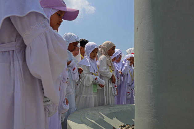 April 27, 2026, Banda Aceh, Aceh, Indonesia: Kindergarteners children throw jumrah during Hajj manasik education at the Aceh Hajj Embarkation Dormitory in Banda Aceh City, Aceh province, Indonesia on Monday, April 27, 2026. The activity which was attended by thousands of kindergarten students, aims to introduce the procedures for Hajj to children from an early age. Banda Aceh Indonesia - ZUMAs340 20260427_zip_s340_009 Copyright: xKhairuxSyukrillahx
