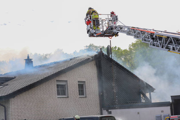Großbrand zerstört Mehrfamilienhaus an der Grenze von Langenfeld und Solingen in mitten der Ohligser Heide Eine große Rauchsäule stieg am Montagnachmittag (27.04.2026) über der Ohligser Heide zwischen Langenfeld und Solingen auf, bereits von der A3 war die massive schwarze Rauchsäule zu sehen. Umgehend wurde die Feuerwehr Langenfeld alarmiert, zunächst berichteten Augenzeugen von einem Balkonbrand. Als die ersten Feuerwehrkräfte eintrafen stand das Mehrfamilienhaus auf der Rückseite nahezu in Vollbrand. Umgehend wurde das Alarmstichwort erhöht und zahlreiche Kräfte, auch aus umliegenden Gemeinden und Städten, nachalarmiert. In der Spitze waren rund 70 Einsatzkräfte vor Ort. Zum Beginn der Löschmaßnahmen gestaltete sich die L