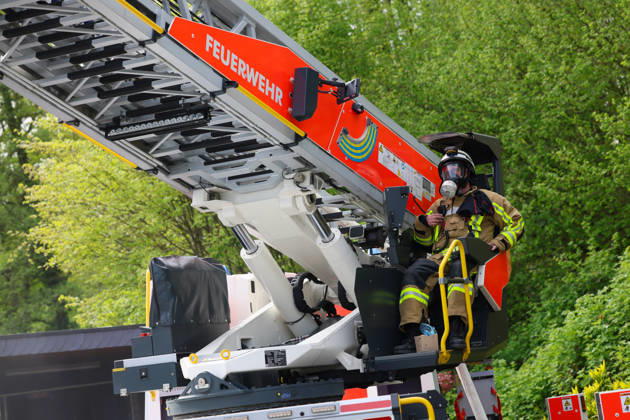 Großbrand zerstört Mehrfamilienhaus an der Grenze von Langenfeld und Solingen in mitten der Ohligser Heide Eine große Rauchsäule stieg am Montagnachmittag (27.04.2026) über der Ohligser Heide zwischen Langenfeld und Solingen auf, bereits von der A3 war die massive schwarze Rauchsäule zu sehen. Umgehend wurde die Feuerwehr Langenfeld alarmiert, zunächst berichteten Augenzeugen von einem Balkonbrand. Als die ersten Feuerwehrkräfte eintrafen stand das Mehrfamilienhaus auf der Rückseite nahezu in Vollbrand. Umgehend wurde das Alarmstichwort erhöht und zahlreiche Kräfte, auch aus umliegenden Gemeinden und Städten, nachalarmiert. In der Spitze waren rund 70 Einsatzkräfte vor Ort. Zum Beginn der Löschmaßnahmen gestaltete sich die L