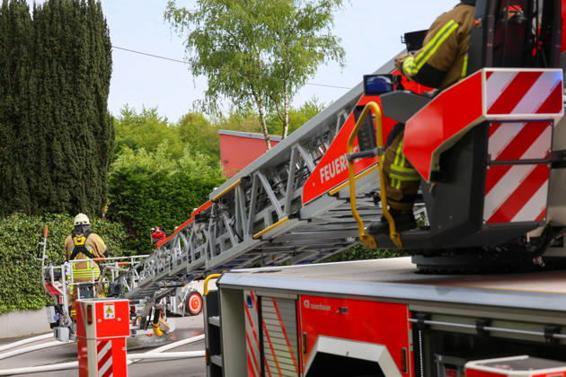 Großbrand zerstört Mehrfamilienhaus an der Grenze von Langenfeld und Solingen in mitten der Ohligser Heide Eine große Rauchsäule stieg am Montagnachmittag (27.04.2026) über der Ohligser Heide zwischen Langenfeld und Solingen auf, bereits von der A3 war die massive schwarze Rauchsäule zu sehen. Umgehend wurde die Feuerwehr Langenfeld alarmiert, zunächst berichteten Augenzeugen von einem Balkonbrand. Als die ersten Feuerwehrkräfte eintrafen stand das Mehrfamilienhaus auf der Rückseite nahezu in Vollbrand. Umgehend wurde das Alarmstichwort erhöht und zahlreiche Kräfte, auch aus umliegenden Gemeinden und Städten, nachalarmiert. In der Spitze waren rund 70 Einsatzkräfte vor Ort. Zum Beginn der Löschmaßnahmen gestaltete sich die L