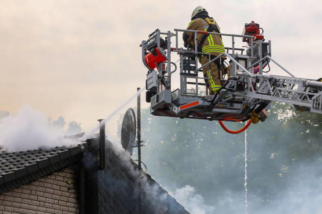 Großbrand zerstört Mehrfamilienhaus an der Grenze von Langenfeld und Solingen in mitten der Ohligser Heide Eine große Rauchsäule stieg am Montagnachmittag (27.04.2026) über der Ohligser Heide zwischen Langenfeld und Solingen auf, bereits von der A3 war die massive schwarze Rauchsäule zu sehen. Umgehend wurde die Feuerwehr Langenfeld alarmiert, zunächst berichteten Augenzeugen von einem Balkonbrand. Als die ersten Feuerwehrkräfte eintrafen stand das Mehrfamilienhaus auf der Rückseite nahezu in Vollbrand. Umgehend wurde das Alarmstichwort erhöht und zahlreiche Kräfte, auch aus umliegenden Gemeinden und Städten, nachalarmiert. In der Spitze waren rund 70 Einsatzkräfte vor Ort. Zum Beginn der Löschmaßnahmen gestaltete sich die L