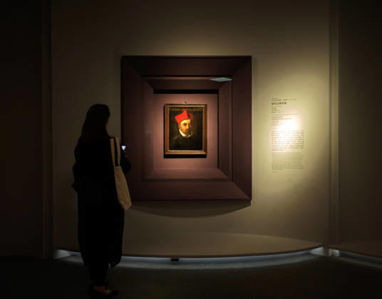(260427) -- BEIJING, April 27, 2026 -- A woman views The Portrait of Cardinal Cesare Baronio by Caravaggio while visiting the exhibition Homage to the Virtuosos: From Leonardo da Vinci to Caravaggio -- Masterpieces of the Italian Renaissance in Beijing, capital of China, April 27, 2026. The exhibition opened at the National Art Museum of China in Beijing on Monday, displaying 36 masterpieces by more than 20 renowned Italian artists from the 15th to the 17th centuries, including Botticelli, da Vinci, Michelangelo, and Raphael. (Photo by Xinhua) CHINA-BEIJING-ITALIAN RENAISSANCE-EXHIBITION (CN) LanxHongguang