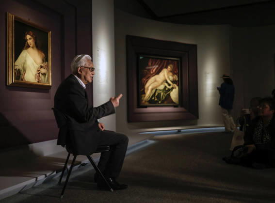 (260427) -- BEIJING, April 27, 2026 -- Chinese painter Quan Shanshi introduces Flora (L, rear) by Titian to visitors at the exhibition Homage to the Virtuosos: From Leonardo da Vinci to Caravaggio -- Masterpieces of the Italian Renaissance in Beijing, capital of China, April 27, 2026. The exhibition opened at the National Art Museum of China in Beijing on Monday, displaying 36 masterpieces by more than 20 renowned Italian artists from the 15th to the 17th centuries, including Botticelli, da Vinci, Michelangelo, and Raphael. (Photo by Xinhua) CHINA-BEIJING-ITALIAN RENAISSANCE-EXHIBITION (CN) LanxHongguang