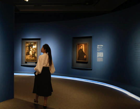 (260427) -- BEIJING, April 27, 2026 -- A woman visits the exhibition Homage to the Virtuosos: From Leonardo da Vinci to Caravaggio -- Masterpieces of the Italian Renaissance in Beijing, capital of China, April 27, 2026. The exhibition opened at the National Art Museum of China in Beijing on Monday, displaying 36 masterpieces by more than 20 renowned Italian artists from the 15th to the 17th centuries, including Botticelli, da Vinci, Michelangelo, and Raphael. (Photo by Xinhua) CHINA-BEIJING-ITALIAN RENAISSANCE-EXHIBITION (CN) LanxHongguang