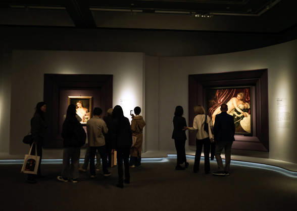 (260427) -- BEIJING, April 27, 2026 -- People visit the exhibition Homage to the Virtuosos: From Leonardo da Vinci to Caravaggio -- Masterpieces of the Italian Renaissance in Beijing, capital of China, April 27, 2026. The exhibition opened at the National Art Museum of China in Beijing on Monday, displaying 36 masterpieces by more than 20 renowned Italian artists from the 15th to the 17th centuries, including Botticelli, da Vinci, Michelangelo, and Raphael. (Photo by Xinhua) CHINA-BEIJING-ITALIAN RENAISSANCE-EXHIBITION (CN) LanxHongguang