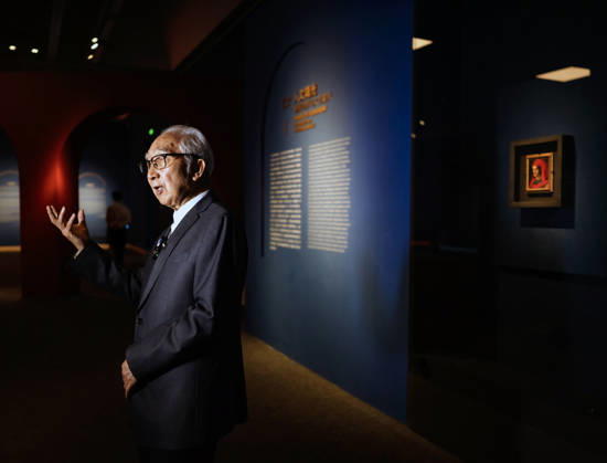 (260427) -- BEIJING, April 27, 2026 -- Chinese painter Jin Shangyi introduces The Portrait of Lorenzo the Magnificent by Bronzino to visitors at the exhibition Homage to the Virtuosos: From Leonardo da Vinci to Caravaggio -- Masterpieces of the Italian Renaissance in Beijing, capital of China, April 27, 2026. The exhibition opened at the National Art Museum of China in Beijing on Monday, displaying 36 masterpieces by more than 20 renowned Italian artists from the 15th to the 17th centuries, including Botticelli, da Vinci, Michelangelo, and Raphael. (Photo by Xinhua) CHINA-BEIJING-ITALIAN RENAISSANCE-EXHIBITION (CN) LanxHongguang