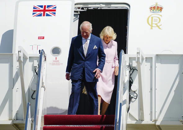 Britain s King Charles III and Queen Camilla walk down a red carpet during a flight line arrival ceremony at Joint Base Andrews in Suitland, Maryland on Monday, April 27, 2026. .The king is on a four-day state visit to the U.S. and will stop in New York and Washington, where he will meet with President Trump and deliver an address to Congress.  WAP20260427805 BONNIExCASH