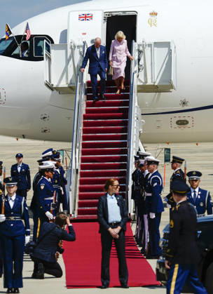 Britain s King Charles III and Queen Camilla walk down a red carpet during a flight line arrival ceremony at Joint Base Andrews in Suitland, Maryland on Monday, April 27, 2026. .The king is on a four-day state visit to the U.S. and will stop in New York and Washington, where he will meet with President Trump and deliver an address to Congress.  WAP20260427811 BONNIExCASH