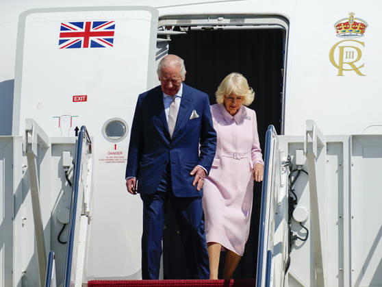 Britain s King Charles III and Queen Camilla walk off their plane during a flight line arrival ceremony at Joint Base Andrews in Suitland, Maryland on Monday, April 27, 2026. .The king is on a four-day state visit to the U.S. and will stop in New York and Washington, where he will meet with President Trump and deliver an address to Congress.  WAP20260427812 BONNIExCASH