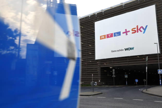 Ein Plakat nahe des Hauptsitz des TV-Sender RTL am Picassoplatz in Köln Deutz verkündet die Fusion von RTL und Sky. RTL steckt in einer Krise aus Quotendruck und starker Streaming-Konkurrenz. Mit dem Kauf von Sky Deutschland zum 1. Juni 2026 für mindestens 150 Mio. Euro plant der Kölner Sender den Befreiungsschlag. (Themenbild, Symbolbild) Köln, 27.04.2026 NRW Deutschland Copyright: xChristophxHardtx
