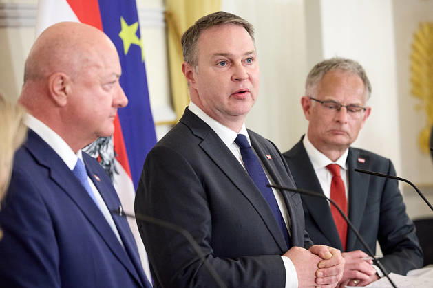 - Wien 27.04.2026 - PK Budget 2027 28 - Heute abend fand im österreichischen Bundeskanzleramt eine Pressekonferenz statt bei der die Regierungsspitze die Eckpunkte des Doppelbudgets 2027 und 2028 vorgestellt hat. PHOTO: (v.L.n.R) Bundeskanzler Christian Stocker (ÖVP), Vizekanzler Andreas Babler (SPÖ), Finanzminister Markus Marterbauer (SPÖ), Vienna (AUSTRIA) - Press conference on the 2027 28 Budget – Tonight a press conference was held at the Austrian Federal Chancellery, at which senior government officials presented the key points of the 2027 and 2028 budget. Budgetverhandlungen, Doppelbudget, Geld, Steuern , Eckpfeiler, Budget, PK Budget 2027 28