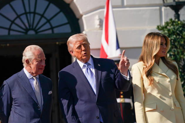 King Charles Arrives at White House WASHINGTON, DC - APRIL 27: The United Kingdom’s King Charles, left, is greeted by U.S. President Donald Trump and First Lady Melania Trump on Monday, April 27, 2026 at the White House in Washington, D.C. (Photo by Allison Robbert For The Washington Post) Washington DC United States  Copyright: xPool ABACAx