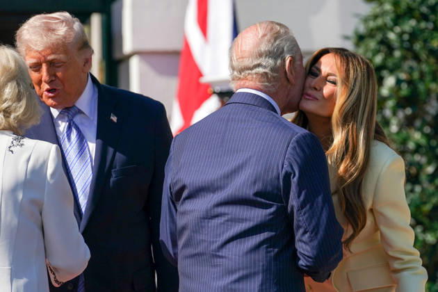 King Charles Arrives at White House WASHINGTON, DC - APRIL 27: The United Kingdom’s King Charles and Queen Camilla are greeted by U.S. President Donald Trump and First Lady Melania Trump on Monday, April 27, 2026 at the White House in Washington, D.C. (Photo by Allison Robbert For The Washington Post) Washington DC United States  Copyright: xPool ABACAx