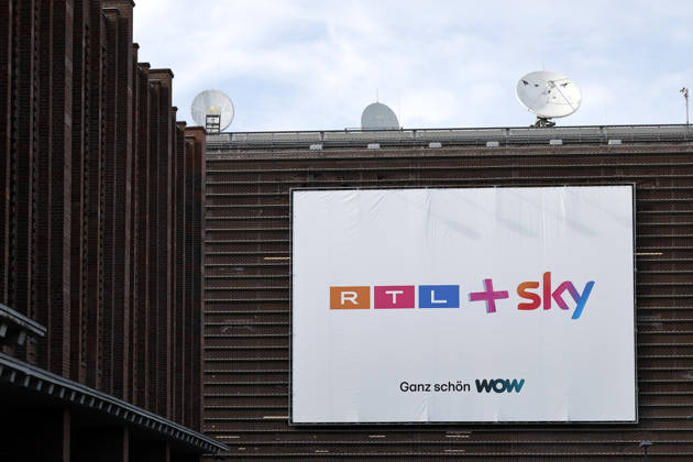 Ein Plakat nahe des Hauptsitz des TV-Sender RTL am Picassoplatz in Köln Deutz verkündet die Fusion von RTL und Sky. RTL steckt in einer Krise aus Quotendruck und starker Streaming-Konkurrenz. Mit dem Kauf von Sky Deutschland zum 1. Juni 2026 für mindestens 150 Mio. Euro plant der Kölner Sender den Befreiungsschlag. (Themenbild, Symbolbild) Köln, 27.04.2026 NRW Deutschland Copyright: xChristophxHardtx
