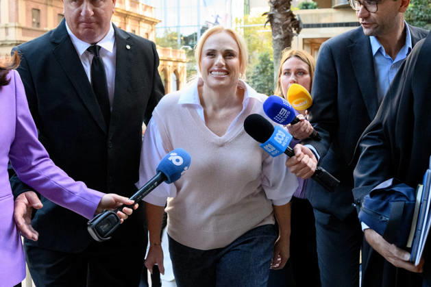 REBEL WILSON COURT, Rebel Wilson (centre) arrives at the Federal Court of Australia, in Sydney, Tuesday, April 28, 2026. ( NO ARCHIVING SYDNEY NEW SOUTH WALES AUSTRALIA  Copyright: xBIANCAxDExMARCHIx 20260428141625695500
