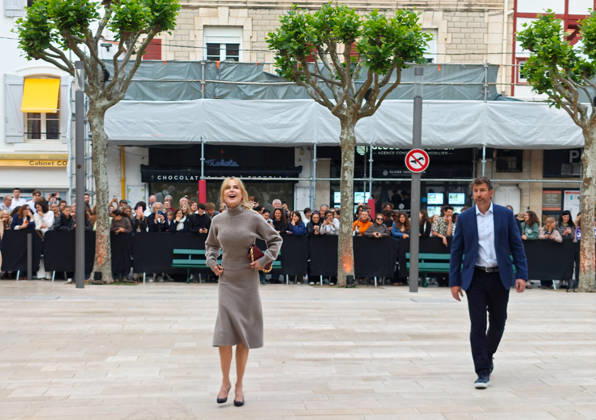 Nicole Kidman attendu par nombreux fans à Biarritz la veille du défilé Croisière Chanel le 27 avril 2026 Christophe de Prada Bestimage Nicole Kidman expected by many fans in Biarritz the day before the Chanel Cruise show on April 27, 2026 Biarritz France  Copyright: xChristophexDexPrada BestimagexChristophexDexPrada Bestimagex
