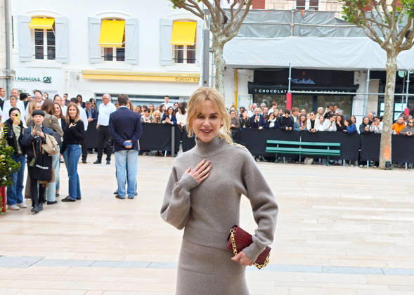 Nicole Kidman attendu par nombreux fans à Biarritz la veille du défilé Croisière Chanel le 27 avril 2026 Christophe de Prada Bestimage Nicole Kidman expected by many fans in Biarritz the day before the Chanel Cruise show on April 27, 2026 Biarritz France  Copyright: xChristophexDexPrada BestimagexChristophexDexPrada Bestimagex