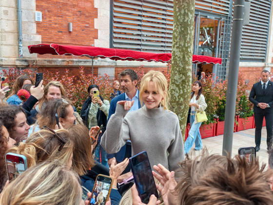 Nicole Kidman attendu par nombreux fans à Biarritz la veille du défilé Croisière Chanel le 27 avril 2026 Christophe de Prada Bestimage Nicole Kidman expected by many fans in Biarritz the day before the Chanel Cruise show on April 27, 2026 Biarritz France  Copyright: xChristophexDexPrada BestimagexChristophexDexPrada Bestimagex